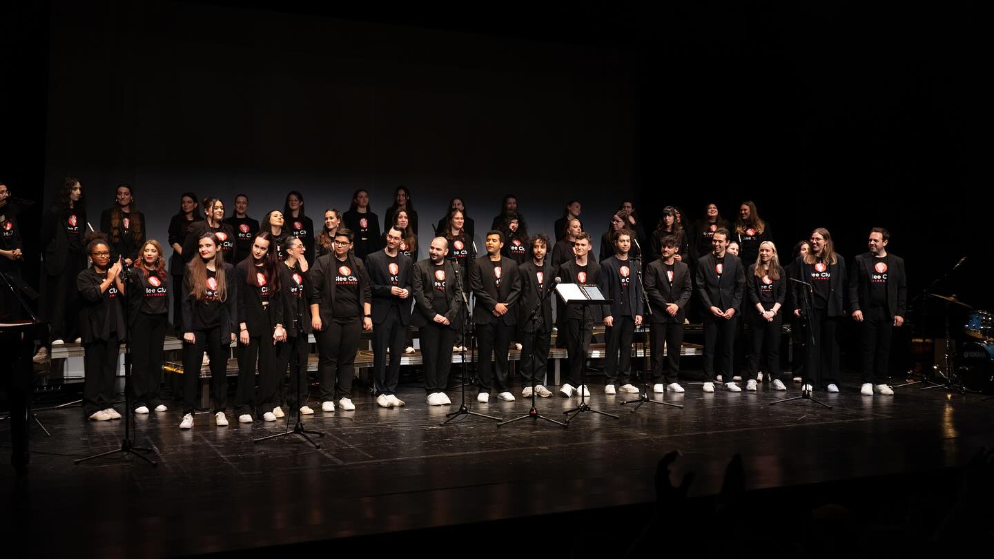Glee Club al completo en el escenario